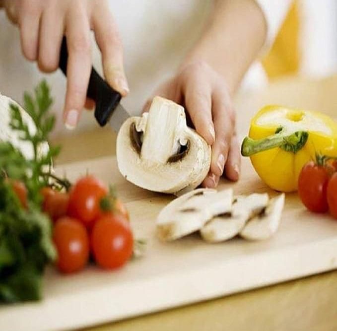 Wooden Chopping Board + 5-Piece Knife Set